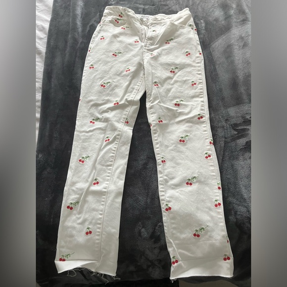 White juicy couture raw edge jeans with cherry embroidery pattern - Picture 4 of 10